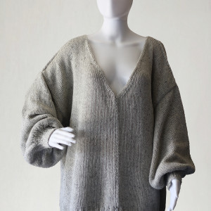 Jasnoszary pulower wykonany z wełny, gotowy do wysyłki