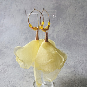 Jasnożółte kolczyki z szyfonowymi kwiatkami