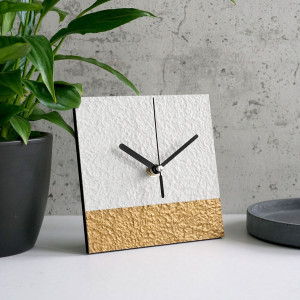 Jasny zegar stojący z papieru z recyklingu