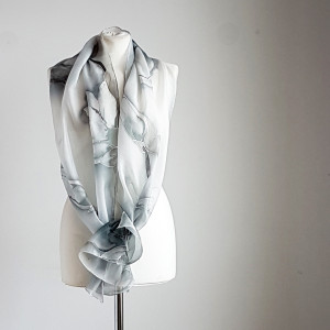 Jedwabny malowany szal w szarościach