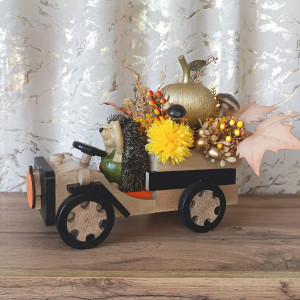 Jesienna dekoracja w drewnianym samochodzie. Stroik jesienny