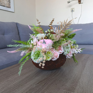 Jesienna dekoracja w koszyku. Dekoracja jesienna. Ozdoba