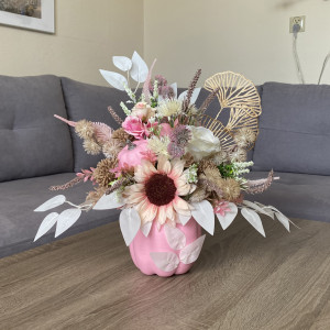 Jesienna kompozycja z różowymi dyniami. Dekoracja jesienna