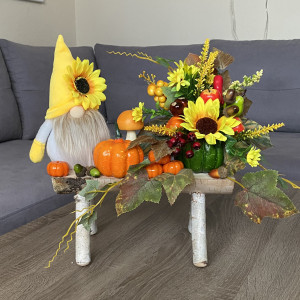 Jesienna kompozycja ze skrzatem. Dekoracja na jesień. Dynie