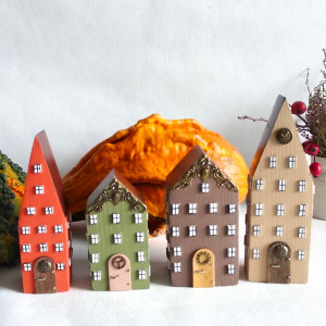 Jesienne miasteczko  - drewniane domki dekoracyjne.