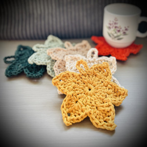 Jesienne nastroje - podkładki szydełkowe - liść klonu