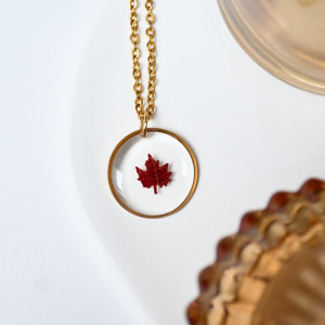 Jesienny naszyjnik kółeczko, biżuteria z listkiem klonu