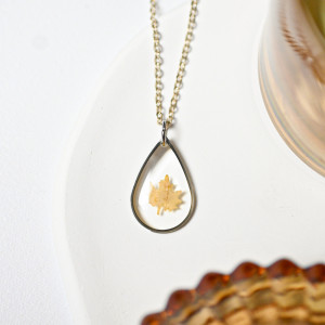 Jesienny naszyjnik łezka, naszyjnik z liściem klonu