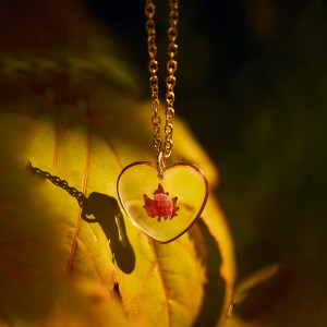Jesienny naszyjnik serduszko, biżuteria z listkiem klonu
