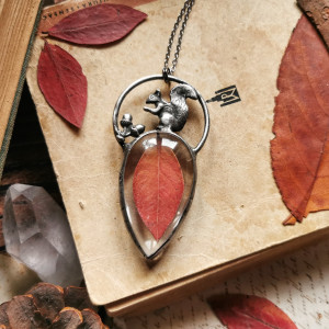 Jesienny naszyjnik z wiewiórką