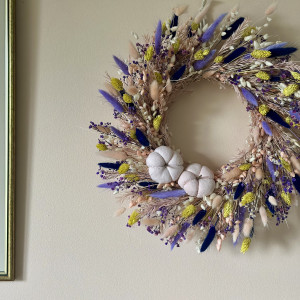 Jesienny wianek z suszonych roślin z materiałowymi dyniami