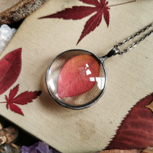 Jesienny wisior z czerwonym liściem