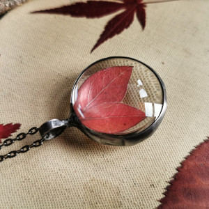 Jesienny wisior z czerwonym liśćmi