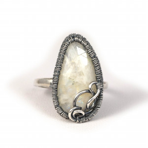 Kamień księzycowy srebrny pierścionek regulowany.