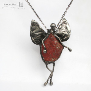 Kamykowy anioł z czerwonym jaspisem IV