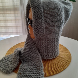 Kaptur z szalem z miekkiej wełny. Handmade.