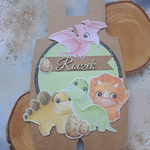 Kartka na roczek z dinozaurami (kartka w kształcie ogrodniczek) 1