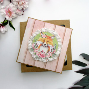 Kartka okolicznościowa w pudełku lis i kwiaty