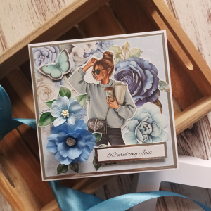Kartka urodzinowa personalizowana dla kobiety, niebieska, kwiaty