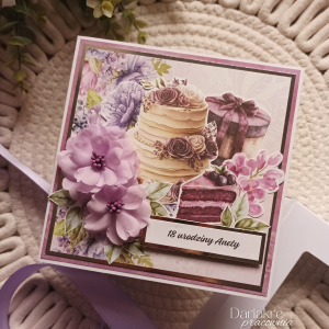 Kartka urodzinowa personalizowana w pudełku, fioletowa, tort, u105