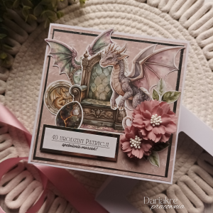 Kartka urodzinowa personalizowana w pudełku, różowa, smok, u176