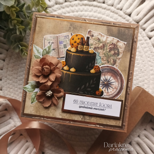 Kartka urodzinowa w pudełku, brązowa tort i podróże, u173
