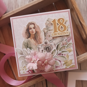 Kartka w pudełku, 18 urodziny, różowa, blondynka