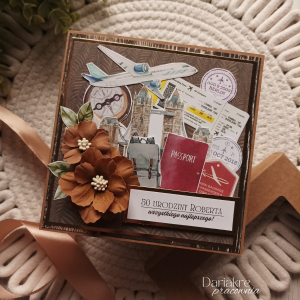 Kartka w pudełku urodzinowa, personalizowana, podróże, brązowa, u181