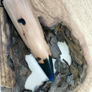 „Kieł Leśnego Ducha” – wisiorek z drewna i żywicy