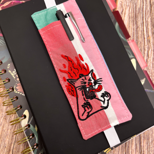 Kieszonka na długopisy- przybornik na gumce- Kot w płomieniach