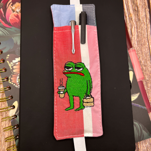 Kieszonka na długopisy- przybornik na gumce- Żabka z kawą