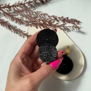 Kolczyki czarne asymetryczne koła