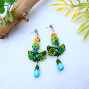 Kolczyki egzotyczne papugi z howlitem