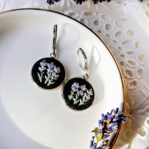 Kolczyki haftowane lawendowe ciemne okrągłe