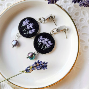 Kolczyki haftowane lawendowe ciemne z perłami