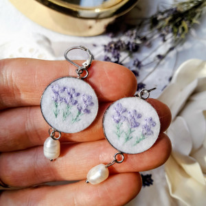 Kolczyki haftowane lawendowe z perłami