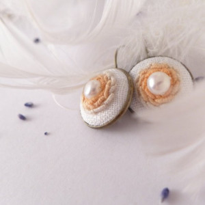 Kolczyki haftowane Pearl, kwiaty i perła