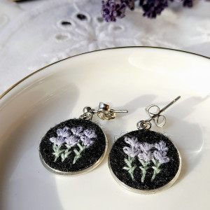 Kolczyki haftowane z lawendą ciemne okrągłe