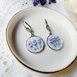 Kolczyki haftowane z lawendą jasne - bigle z muszelką