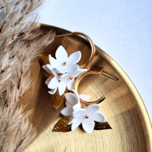 Kolczyki kółka białe kwiaty