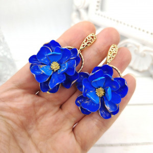 Kolczyki królewski błękit ze złotym kwiatem elegancja i blask