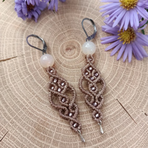 Kolczyki krople makrama z agatem w kolorze piaskowym