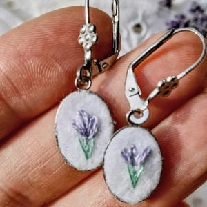 Kolczyki Lawenda jasna mini bigle z kwiatkiem