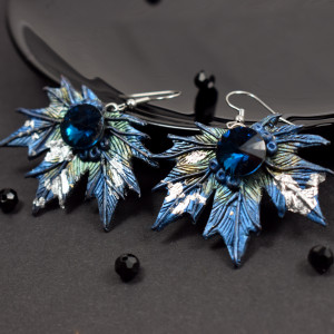 Kolczyki "liść klonu" w odcieniach srebra, niebieskiego i zieleni