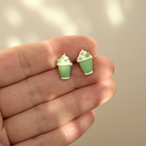Kolczyki matcha latte z listkami – minimalistyczne sztyfty handmade