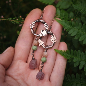 Kolczyki miedziane z grzybkami i liśćmi kółka z kamieniami naturalnymi