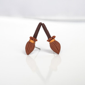 Kolczyki miotły czarodzieja – ciemne drewno i złote detale (22 × 7 mm)