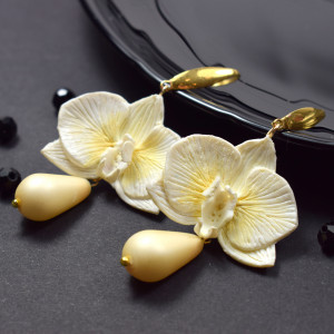 Kolczyki orchidee ze szklaną kroplą - kremowo-złote