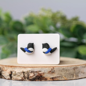 Kolczyki sroki – mini sztyfty z kobaltowym akcentem