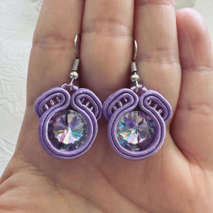 Kolczyki sutasz fioletowe z kryształkiem